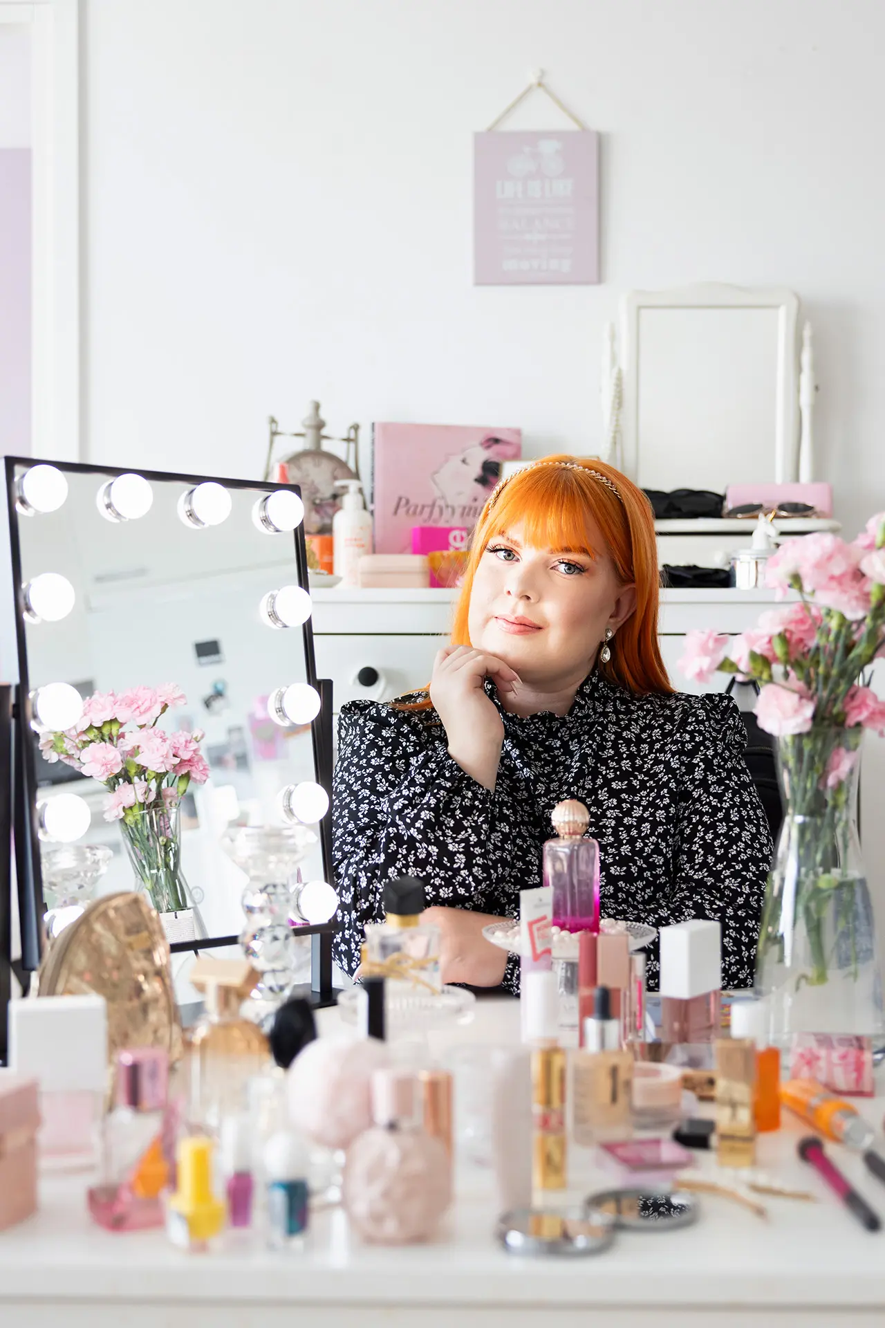 Jonna Kinnunen meikkipöydän äärellä