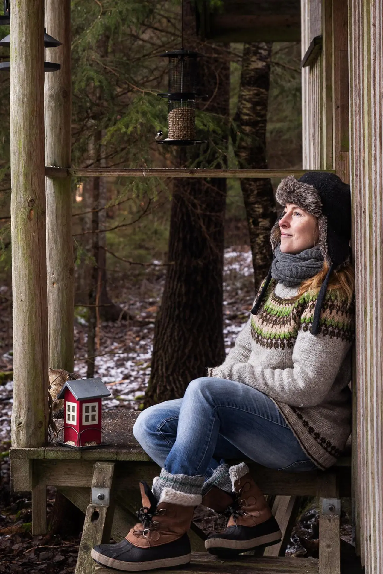 Hilja Isotalo rakennuksen kuistilla