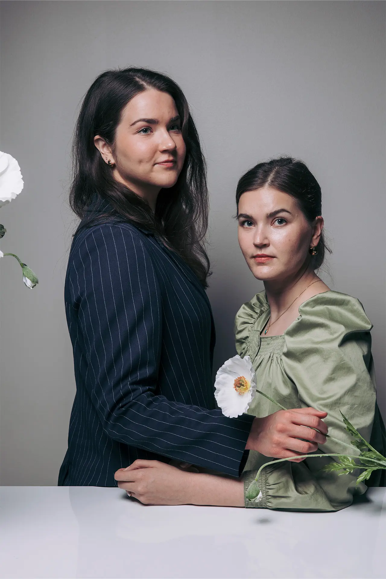 Pauliina ja Katriina Virtanen, somisteena kukkia.