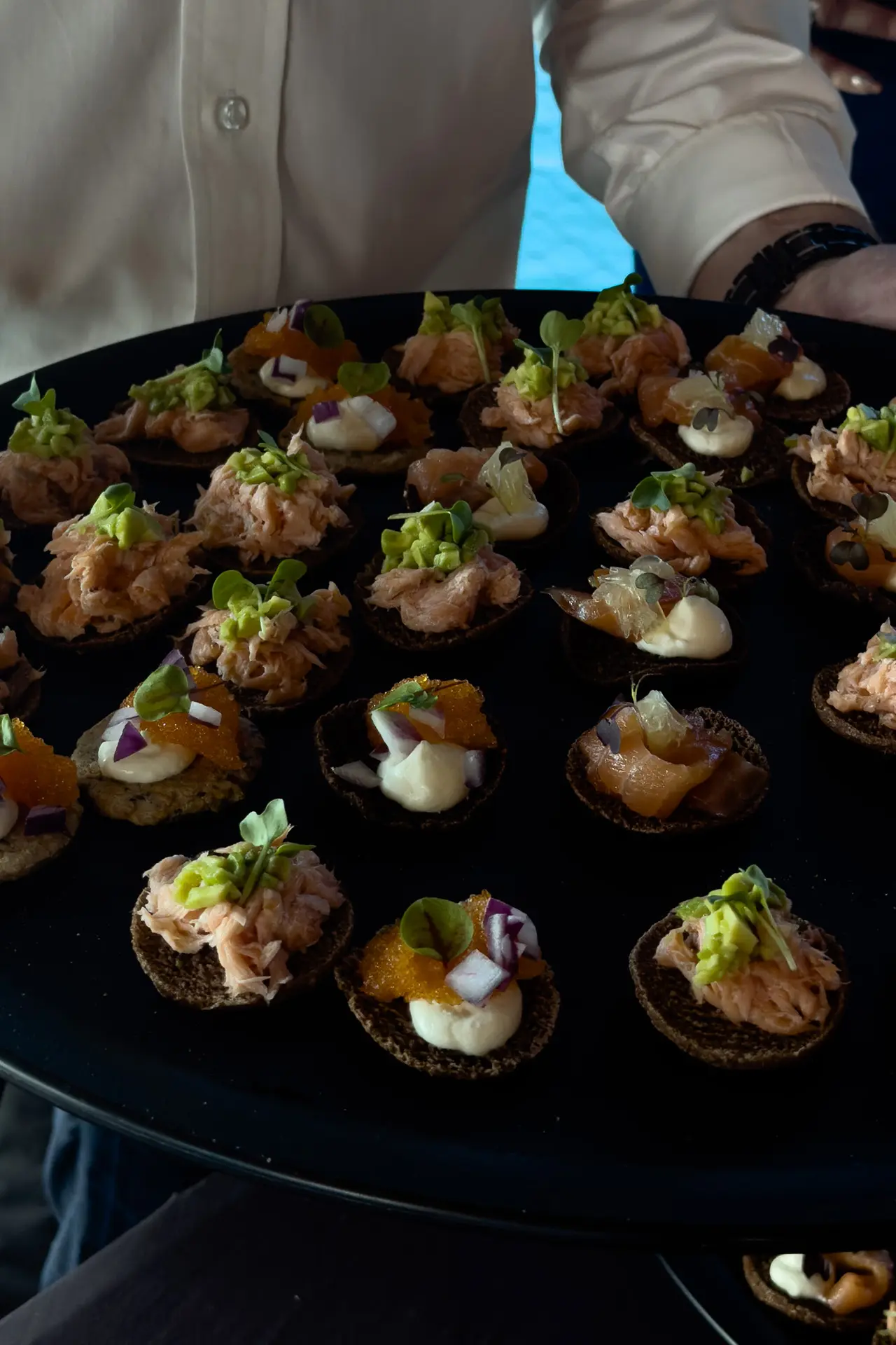 Täytettyjä ruisnappeja tarjottimella.