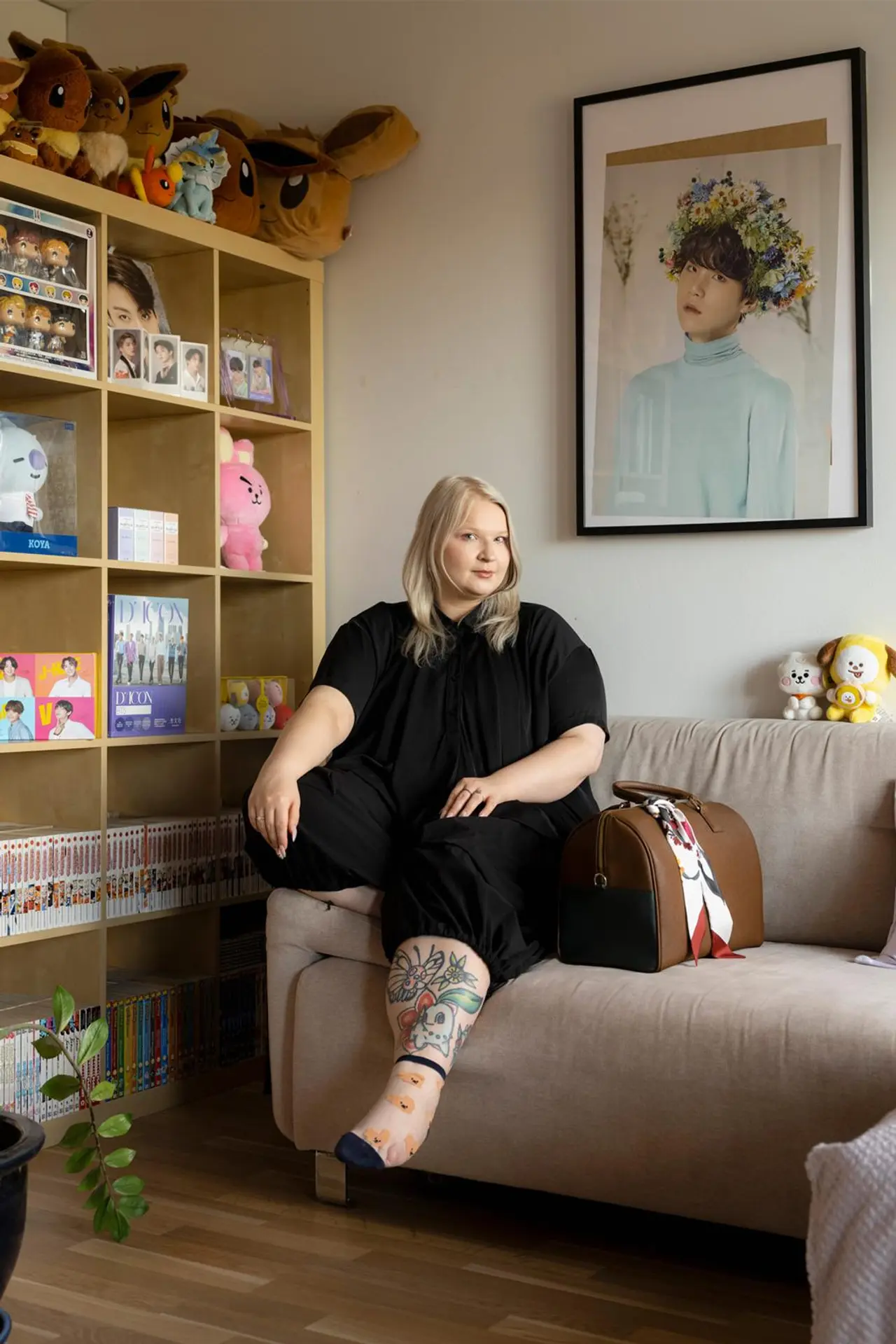 Mirjami Ylinampa kodissaan, jossa on K-pop-fanitavaraa