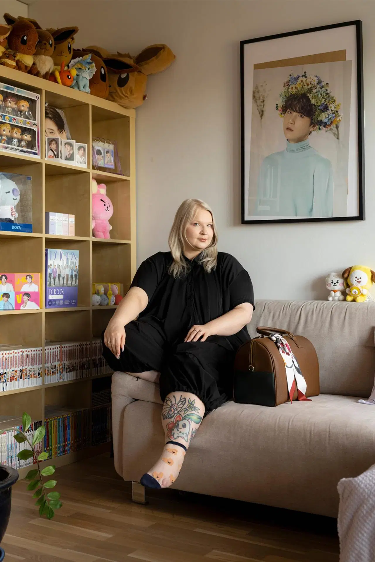 Mirjami Ylinampa kodissaan, jossa on K-pop-fanitavaraa