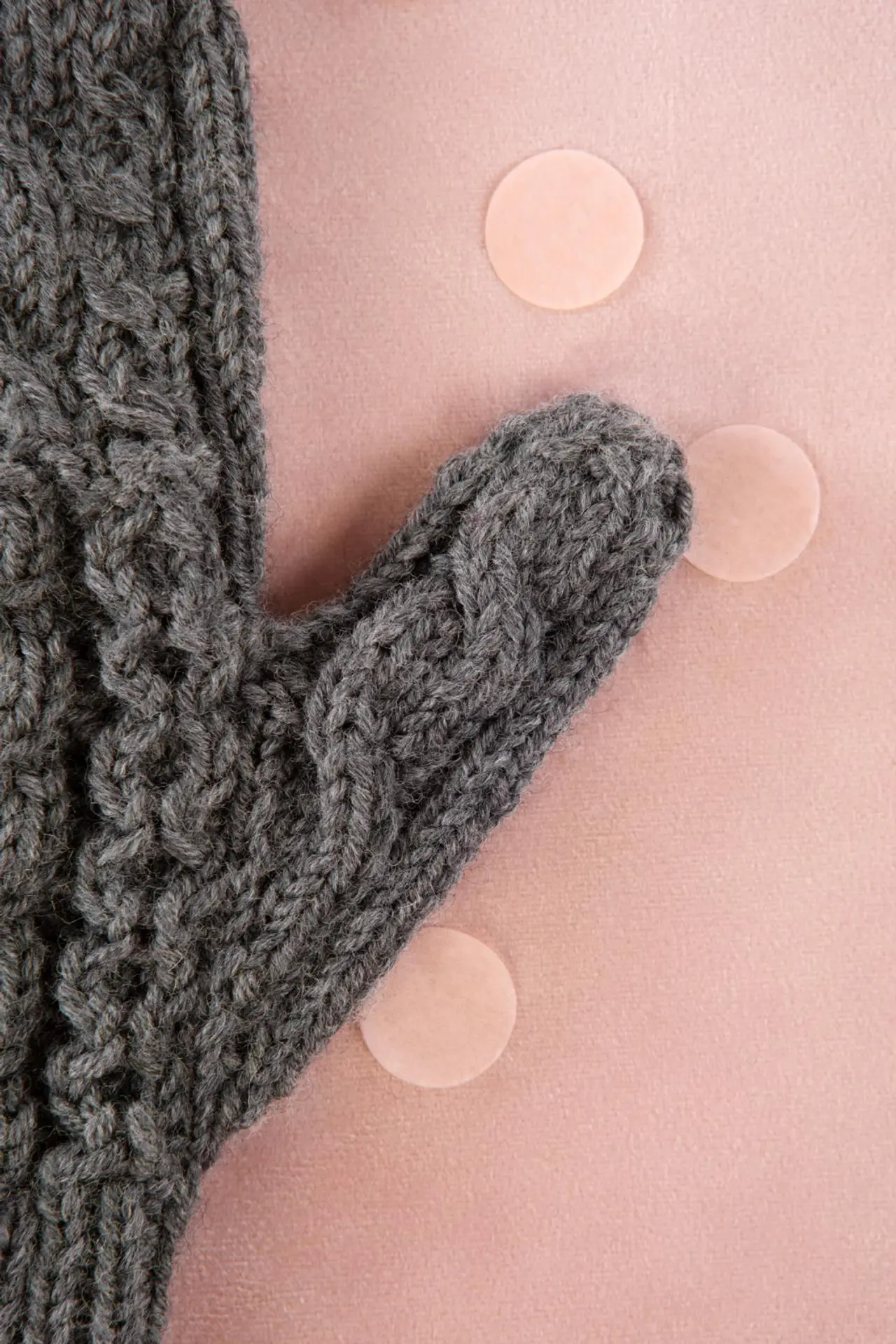 Lapasen peukalo, jossa on palmikkokuvio.