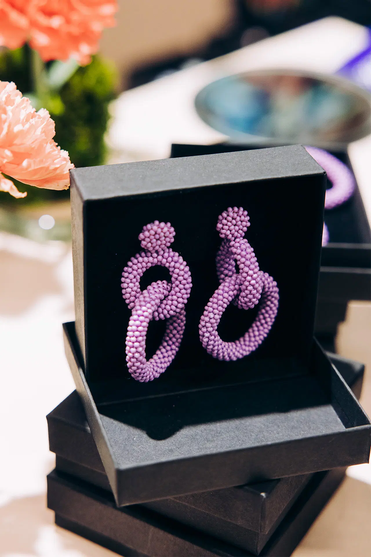 Pienistä helmistä tehdyt korvakorut, joissa on kaksi rengasta päällekkäin