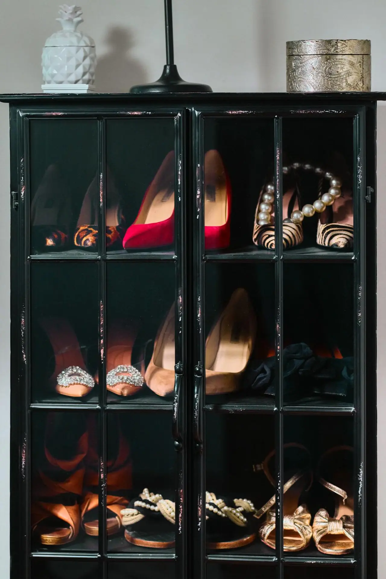 Lähikuva korkokenkien täyttämästä vitriinikaapista.