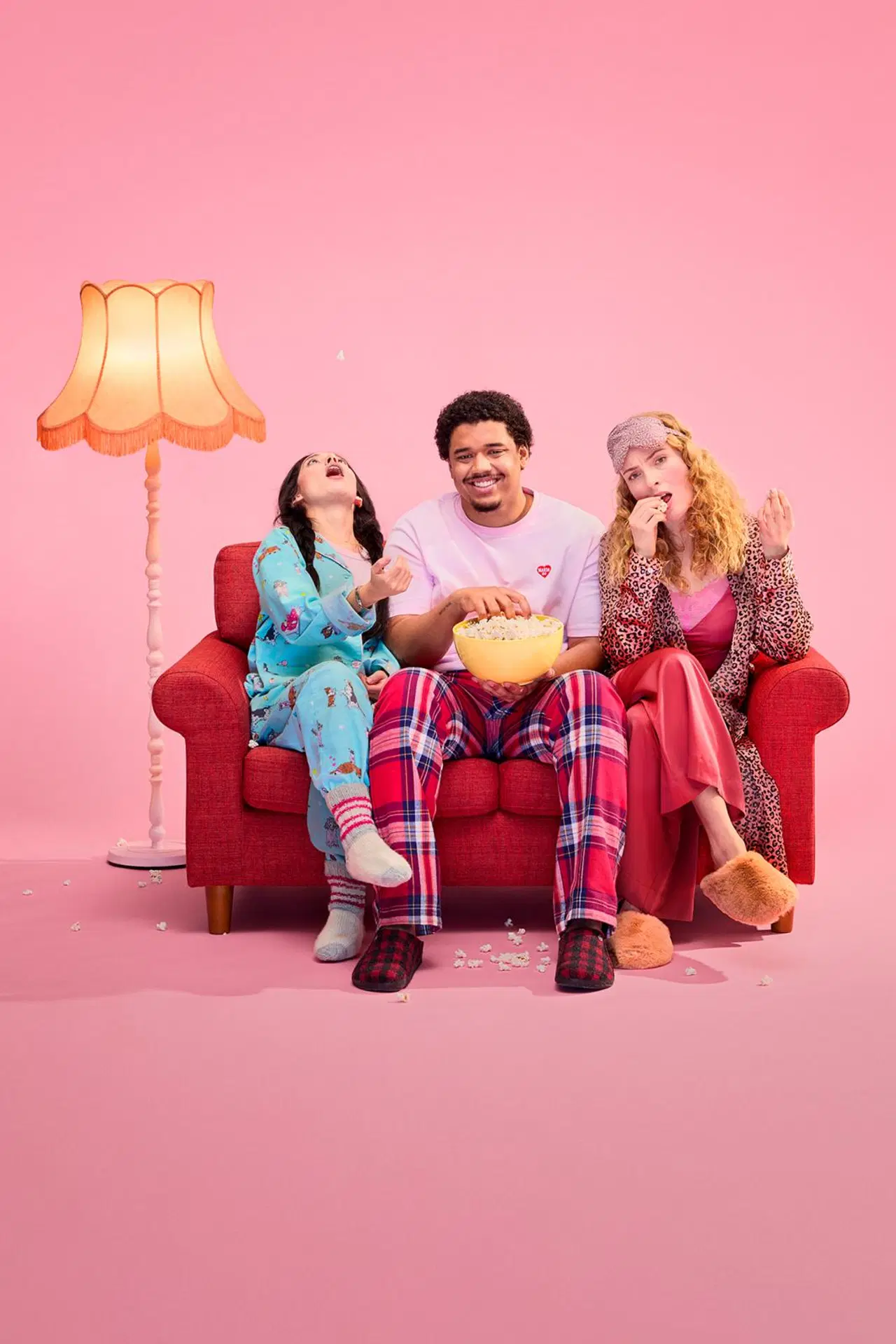 Ystävykset istuvat sohvalla