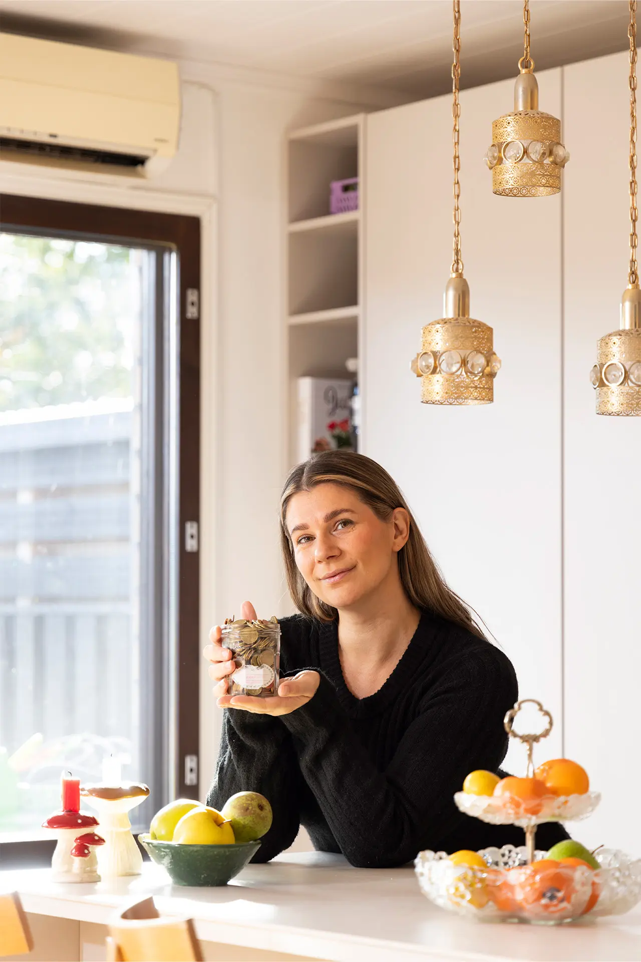 Saana Opacic keittiön pöydän ääressä.