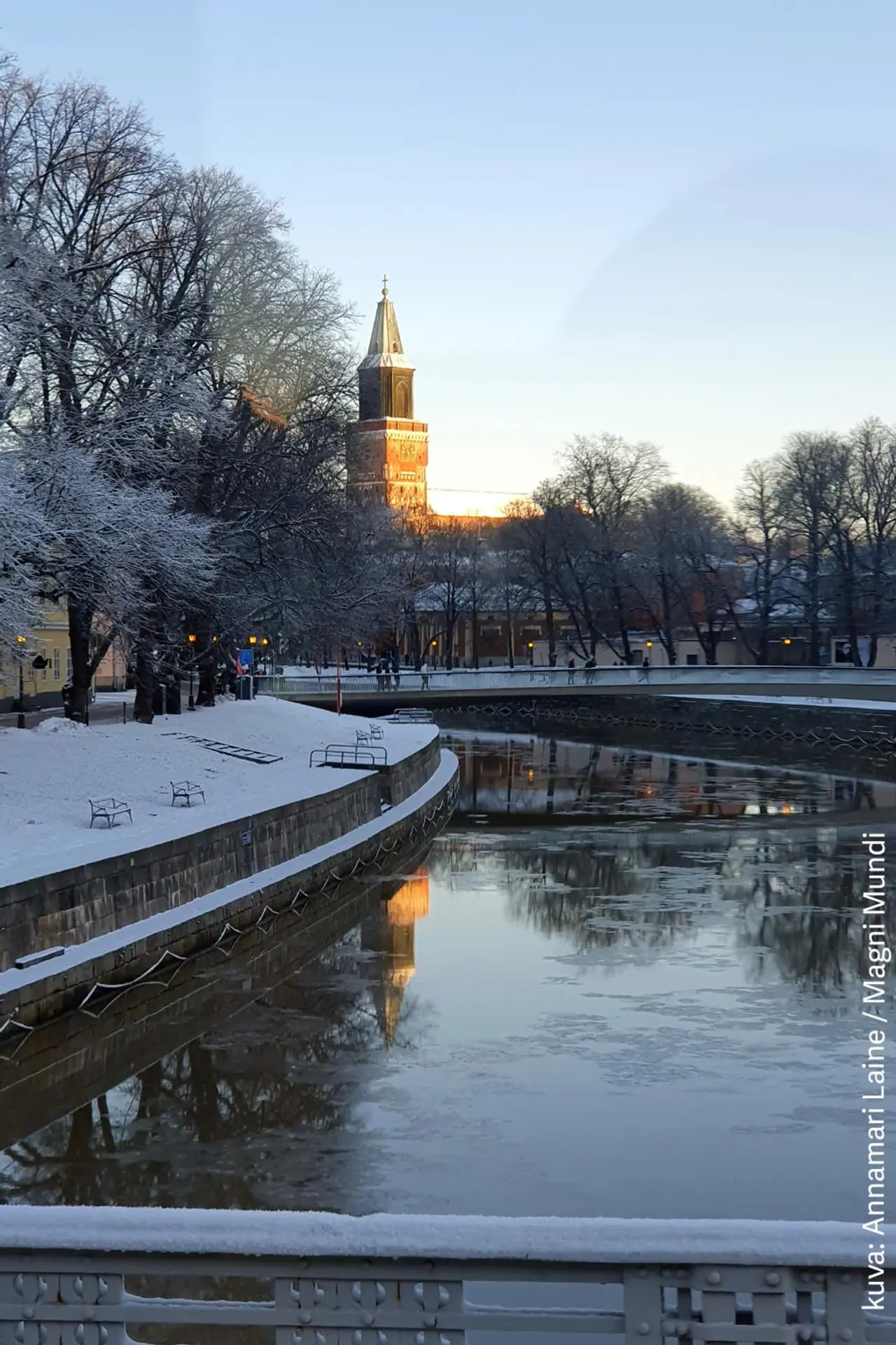 Turun Aurajoki. Taustalla Tuomiokirkko.