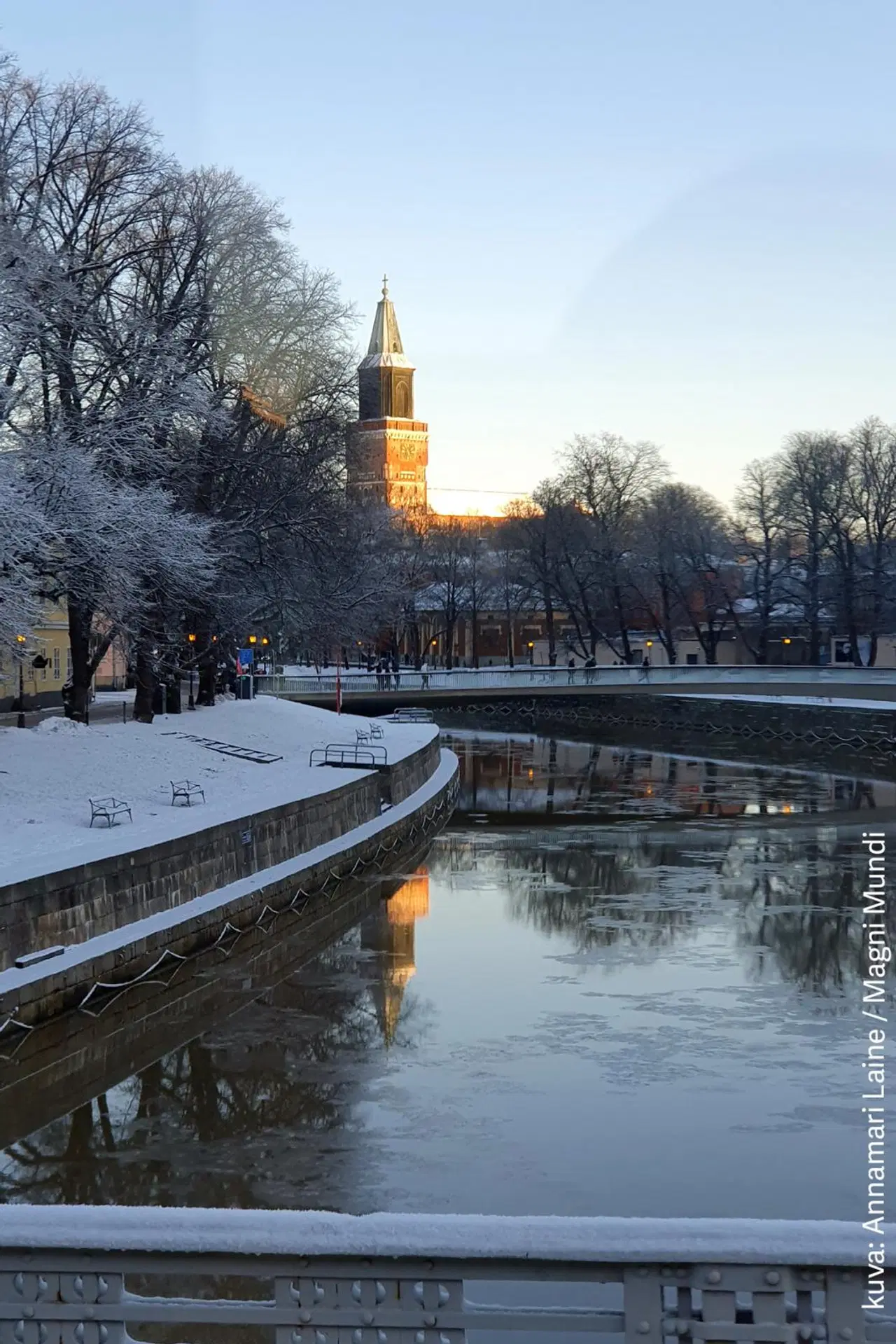 Turun Aurajoki. Taustalla Tuomiokirkko.