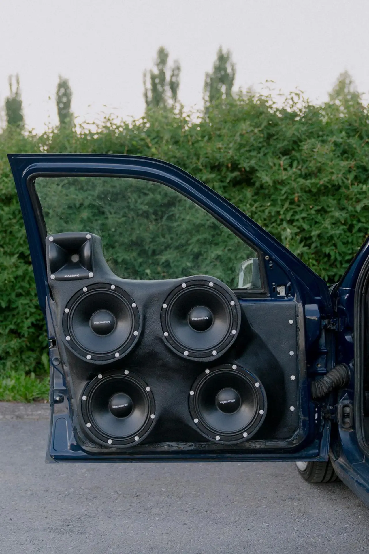 Auton ovi, jossa on kaiuttimia