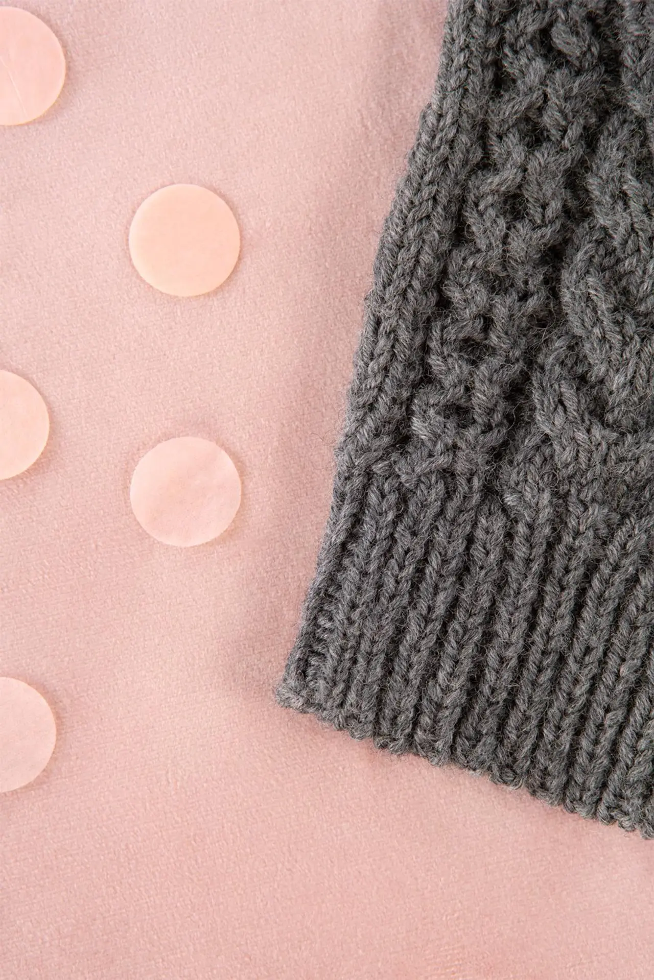 Yksityiskohta lapasen ranneosasta, jossa on joustinneuletta ja palmikkokuviota.