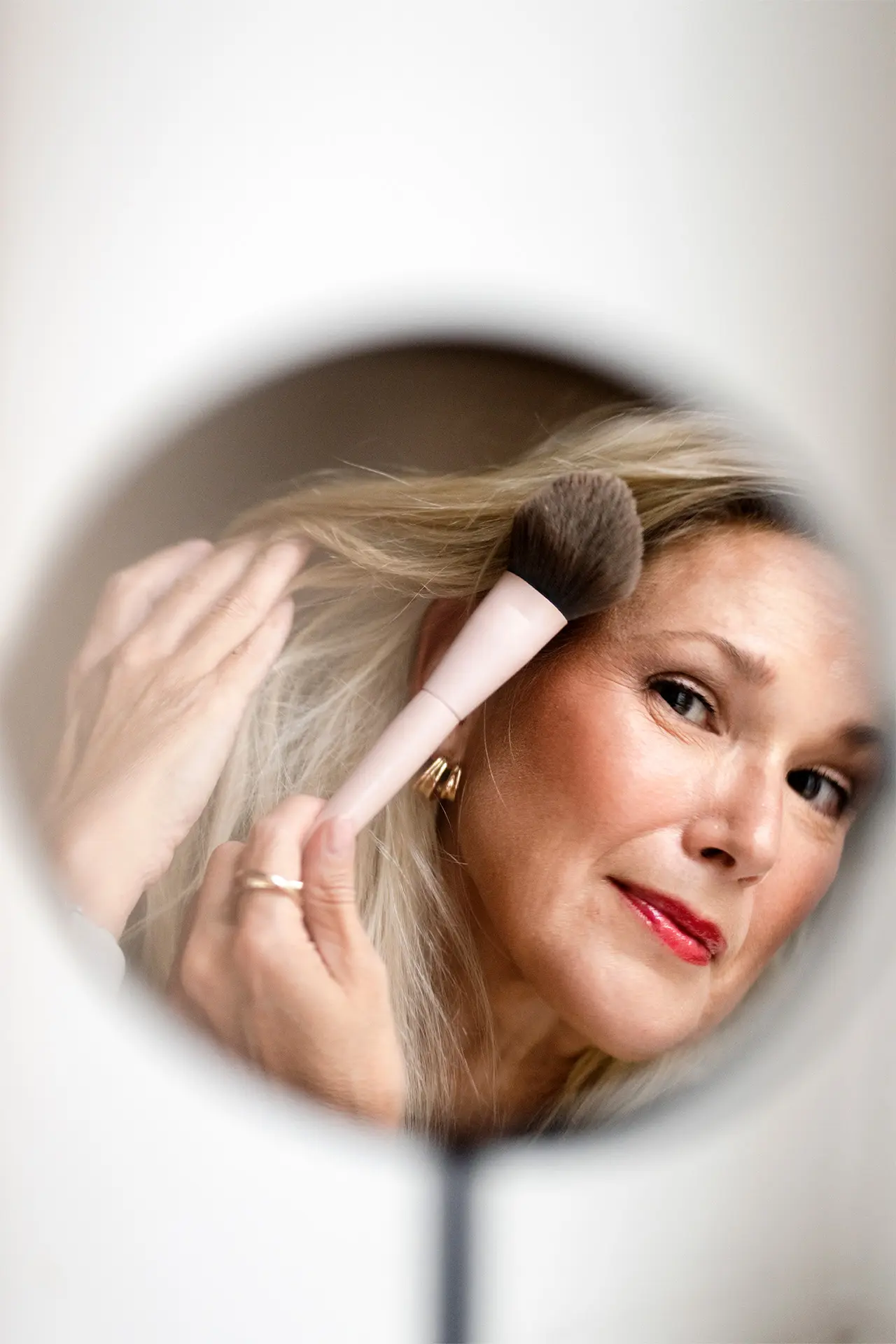 Riikka Heinosen kuva peilautuu pienestä peilistä