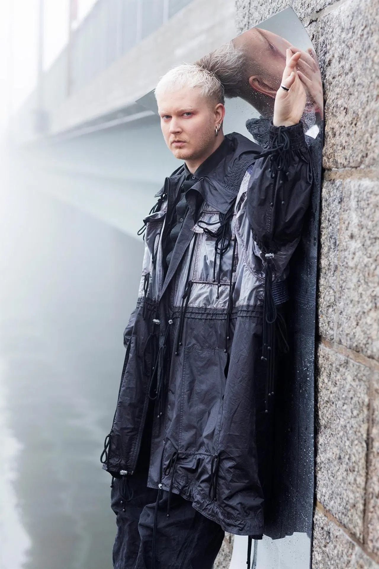 Arttu Åfeldt seisoo ja katsoo kameraan.