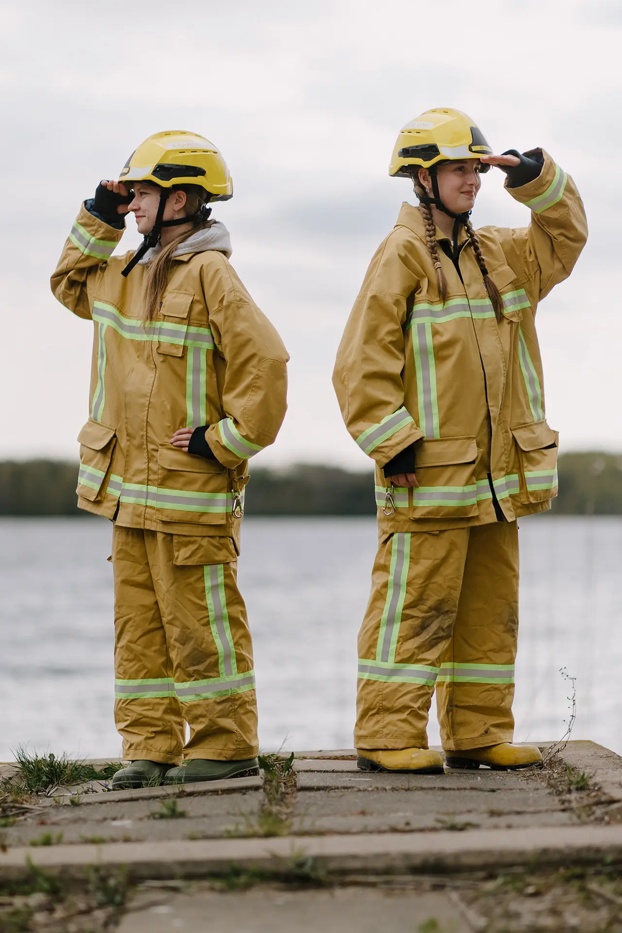  Sofia Lempiäinen ja Eeva Kosonen tähyilevät järvelle.