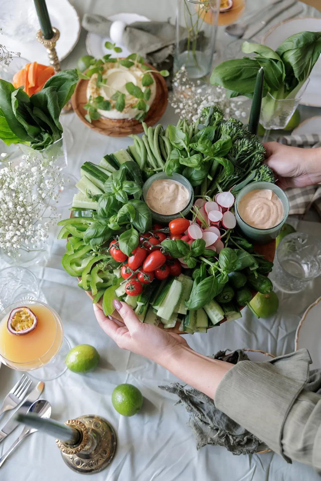 Suuri kulhollinen kasviksia osana kattausta.