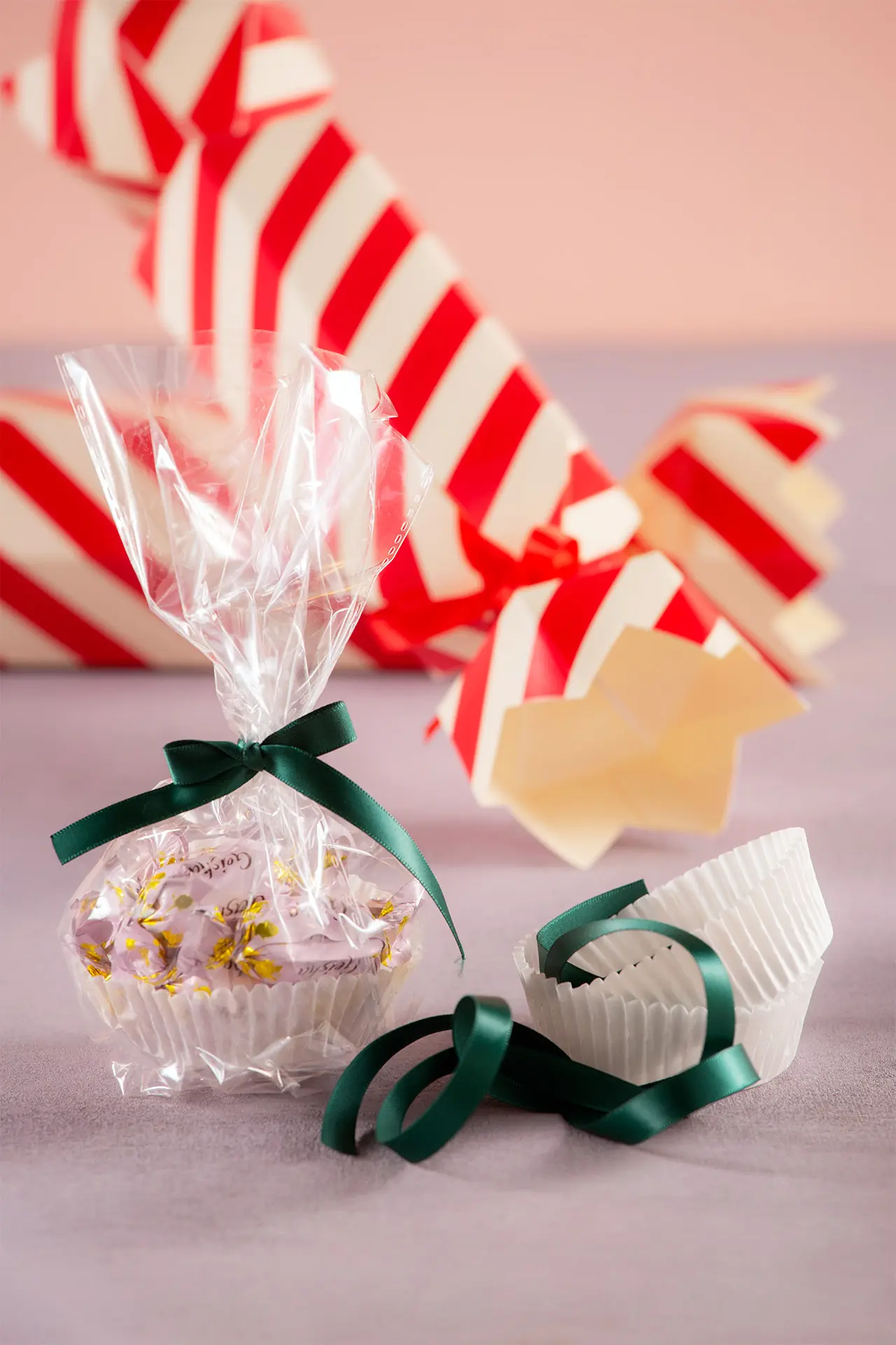 Kääreellisiä suklaakonvehteja muffinssivuoassa, joka on sellofaanipussin sisällä.