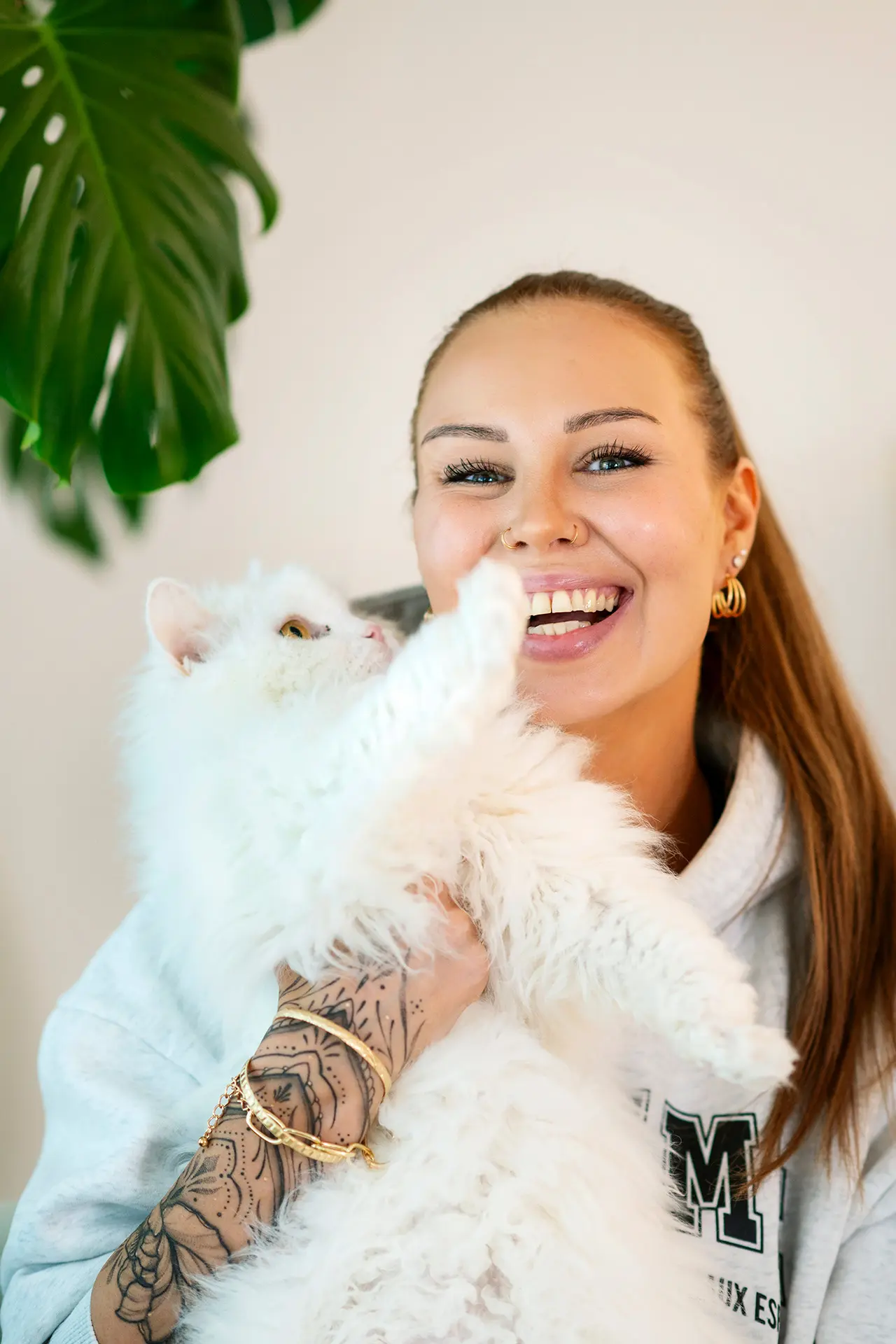 Sonia Nevalainen ja kissa.