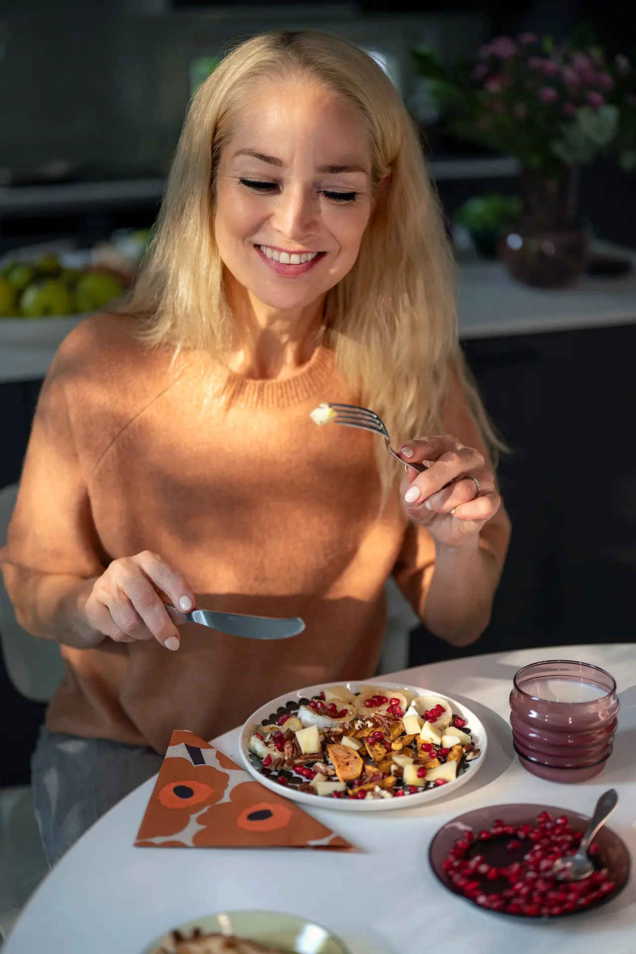 Pippa Laukka syömässä salaattia