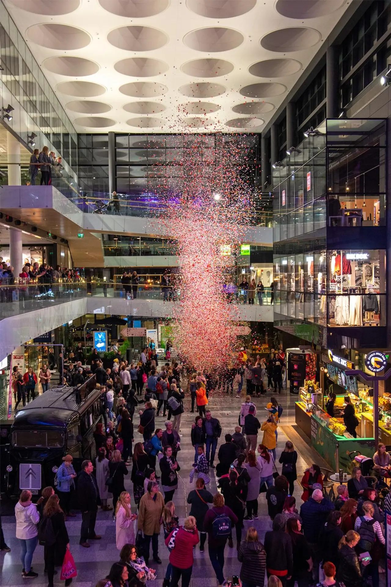 Ihmisiä kauppakeskus Valkealassa