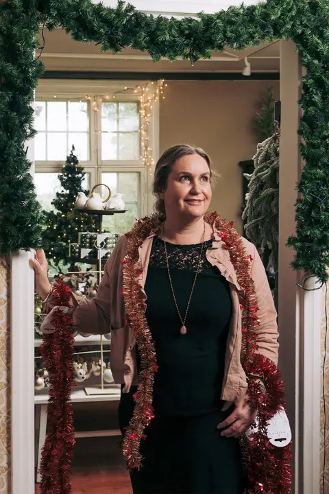 Johanna Weiste oviaukossa, jossa on koristeköynnöksiä