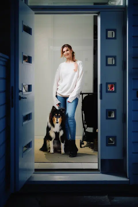 Maria Kangaskortet kotinsa ulko-ovella