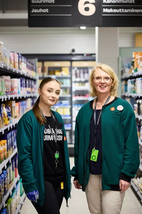 Jenna Laajamäki ja Heini Salo kaupan hyllyjen välissä