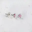 Cailap Hopeakorvakorut tähti vaaleanpunaisella kivellä