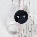 Cailap Hopeakorvakorut sydän, kirkas kivi