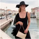 Hat You huivi höyhenillä