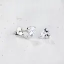 Cailap Hopeakorvakorut sydän, kirkas kivi