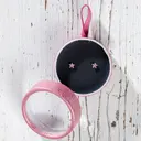 Cailap Hopeakorvakorut tähti vaaleanpunaisella kivellä