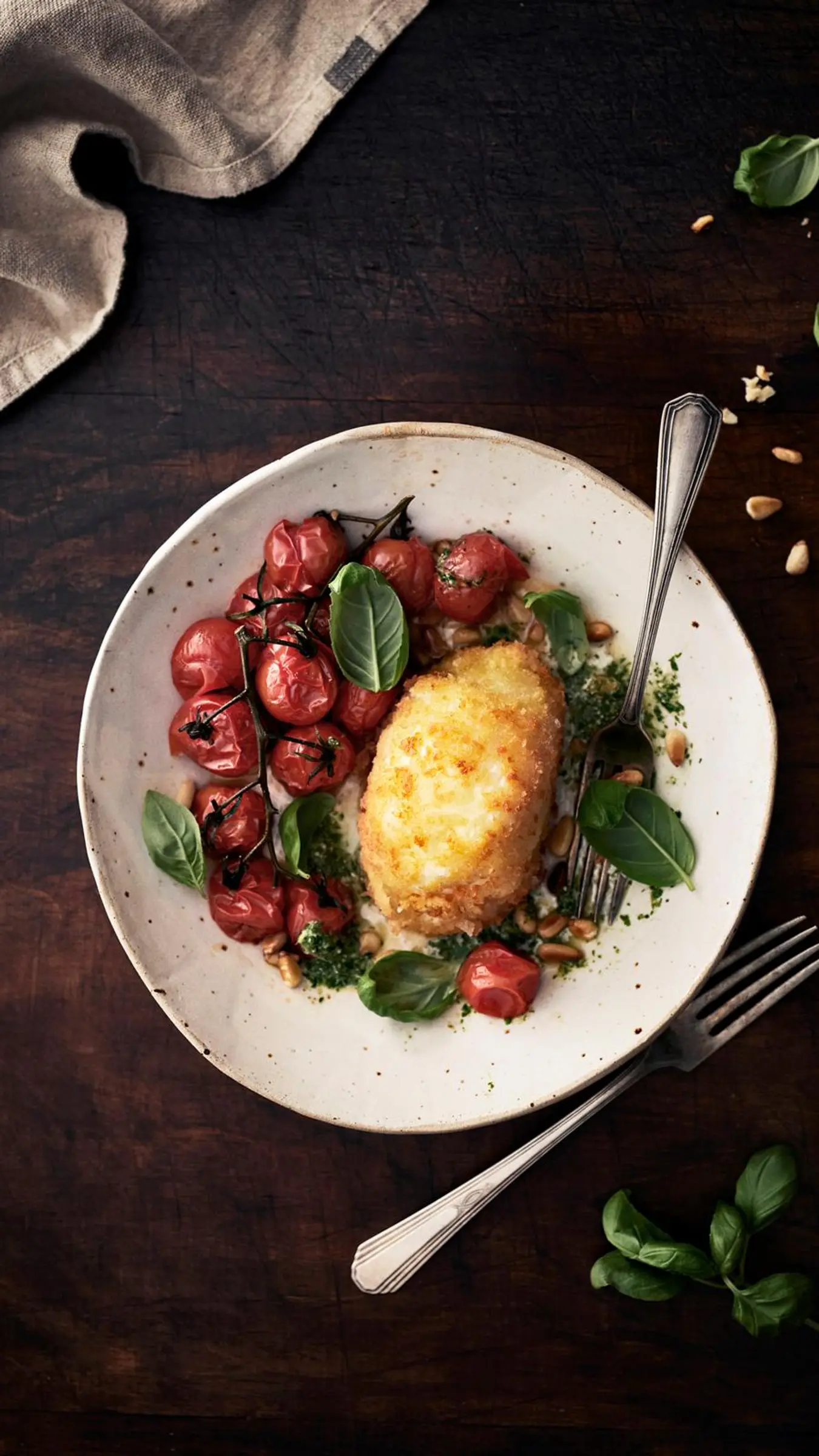 Talvicaprese eli leivitettyä mozzarellaa, paahdetuja tomaatteja, pestoa ja basilikaa