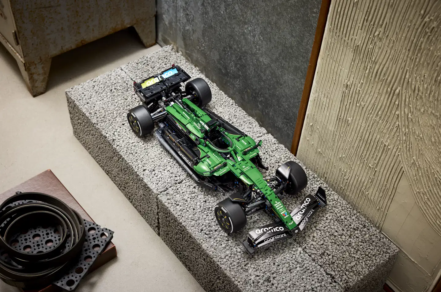 LEGO® Technic 42240 Aston Martin Aramco AMR25 ‑F1®-auto - 9