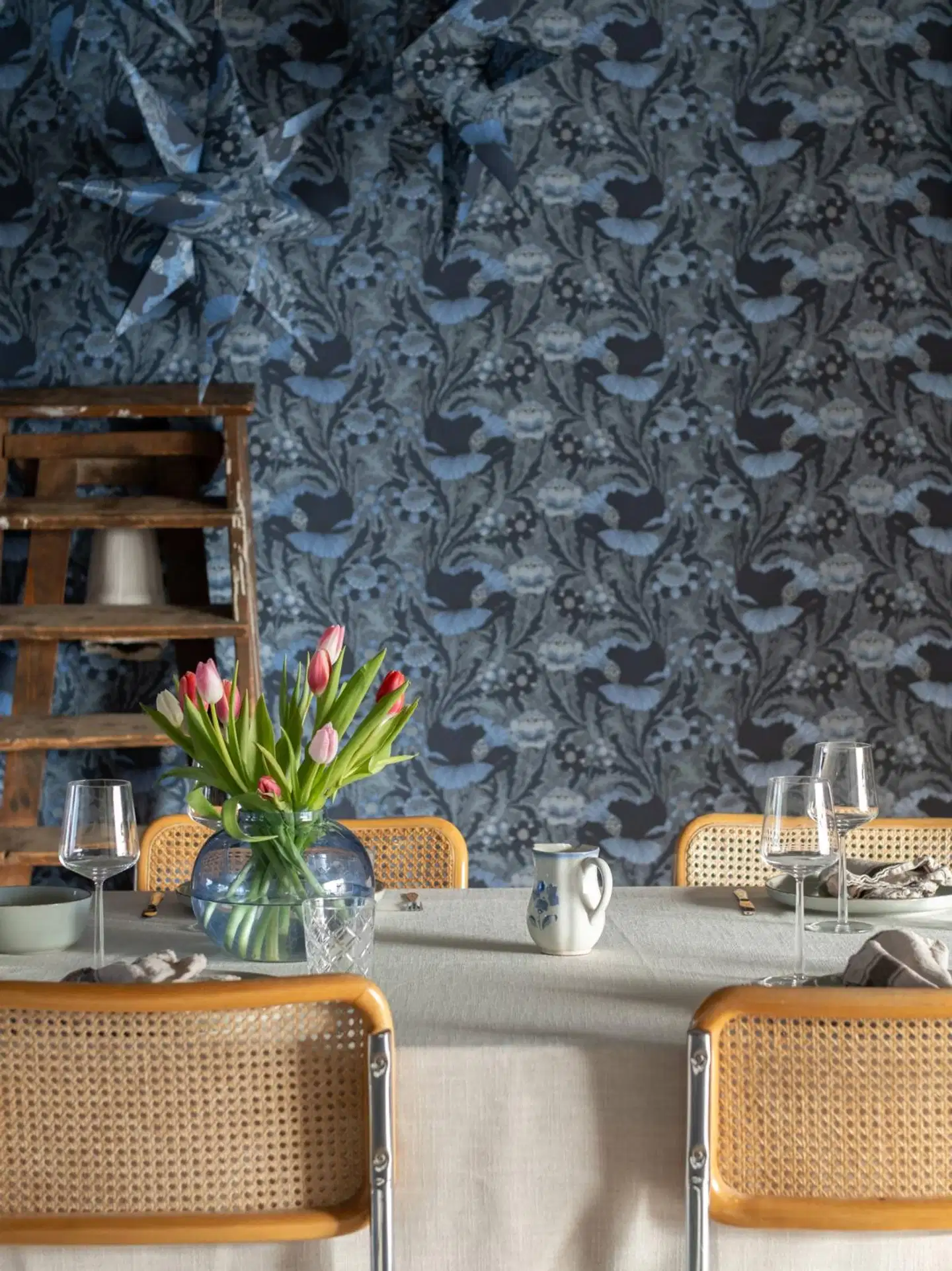 Sandudd Signature kuitutapetti Unelma 5452-7 10,05 x 0,53 m tummansiniset ja vaaleansinisiä kukkia helmiäiskimalluksella, harmaat lehdet - 4