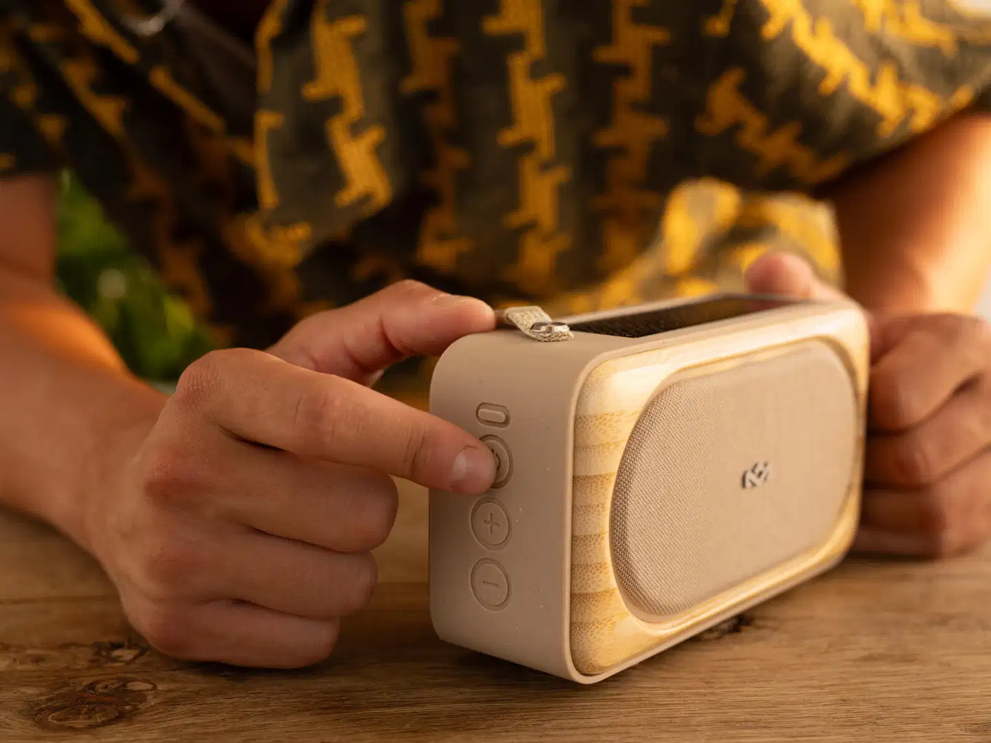 House of Marley Bluetooth kaiutin Roots Solar, beige/puu - 5