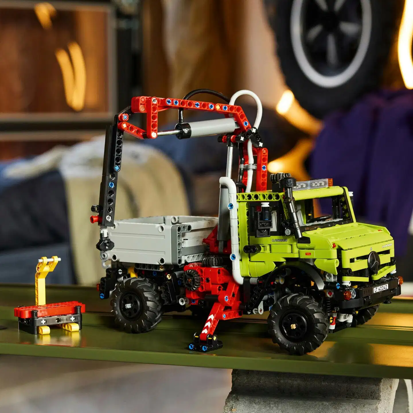 LEGO® Technic 42242 Nosturilla varustettu Mercedes-Benz Unimog U 5023 - 8