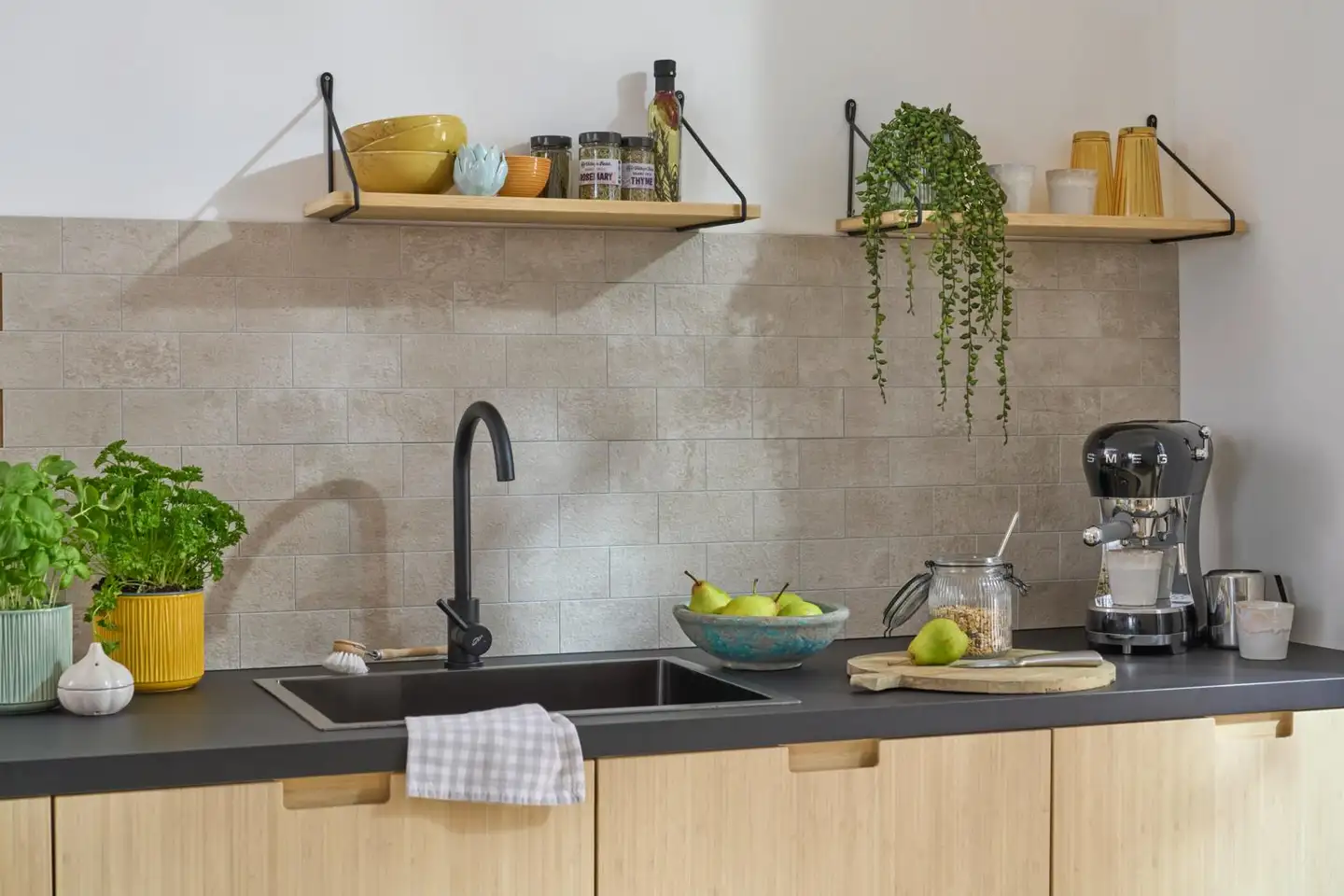 D-C-Fix 270-4002 Premium itseliimautuva seinälaatta. Laatan koko 30,5 cm x 30,5cm. Laatan värinä ja kuviona on hiekkakivi. - 3