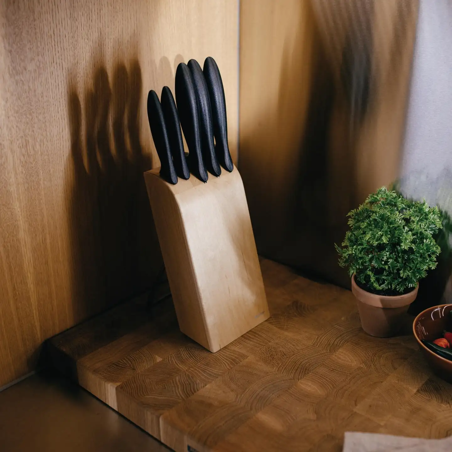 Fiskars Essential puinen veitsiteline viidellä veitsellä - 3