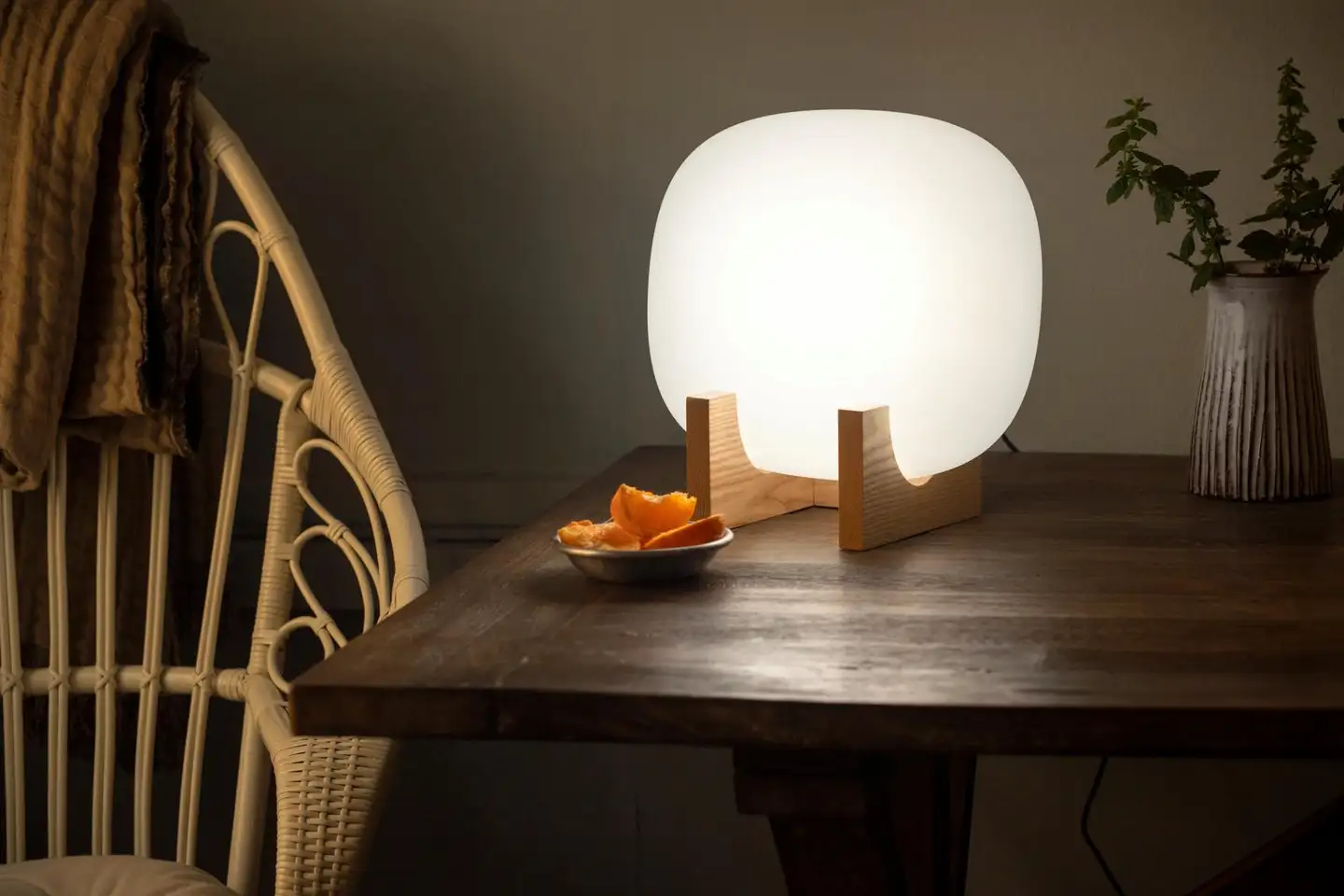 Innolux kirkasvalo Lempi 25W Led, opaalivalk kupu sekä mattalakattu massiivisaarni jalusta - 8