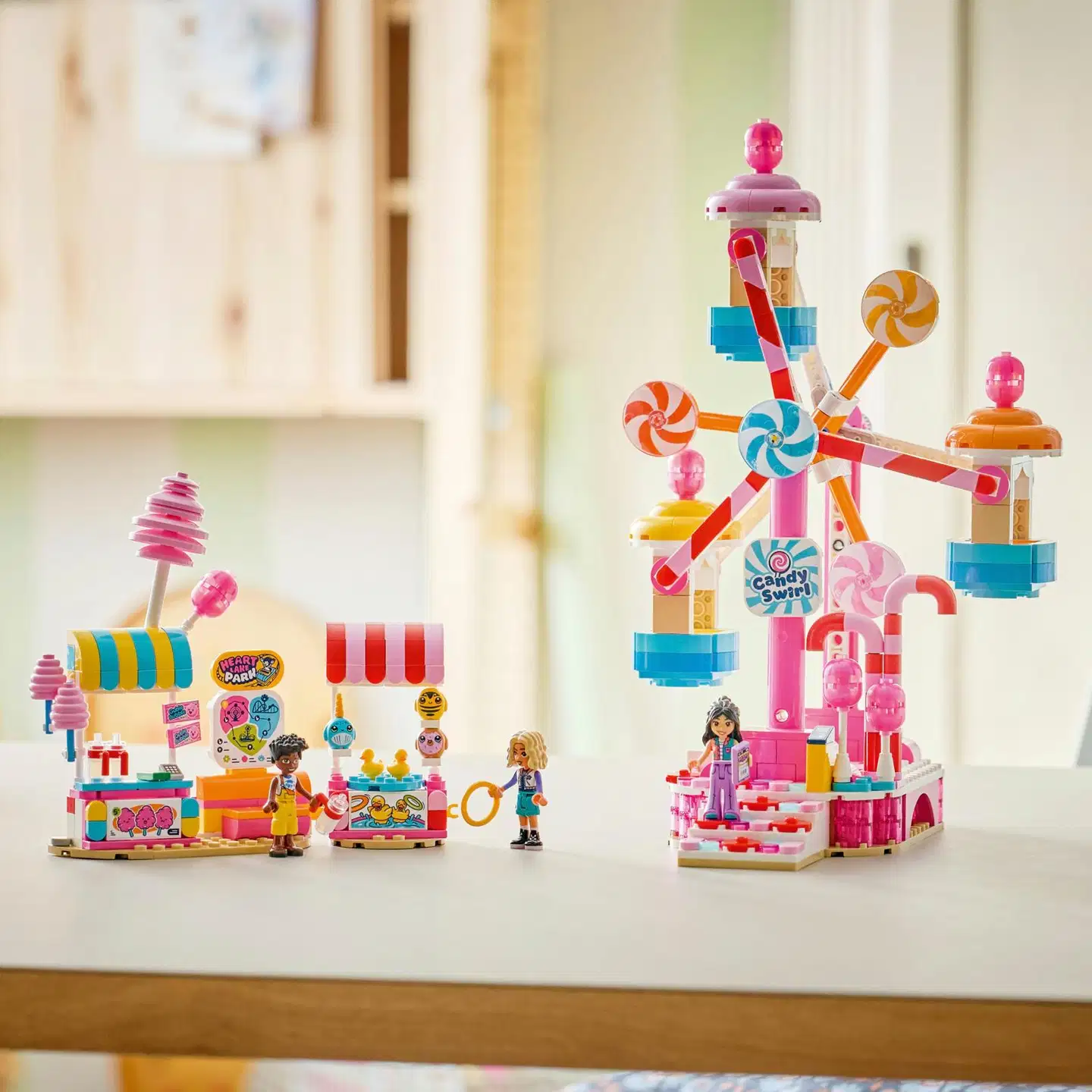 LEGO® Friends 42700 Karkkien ja kuppikakkujen koristama maailmanpyörä - 9