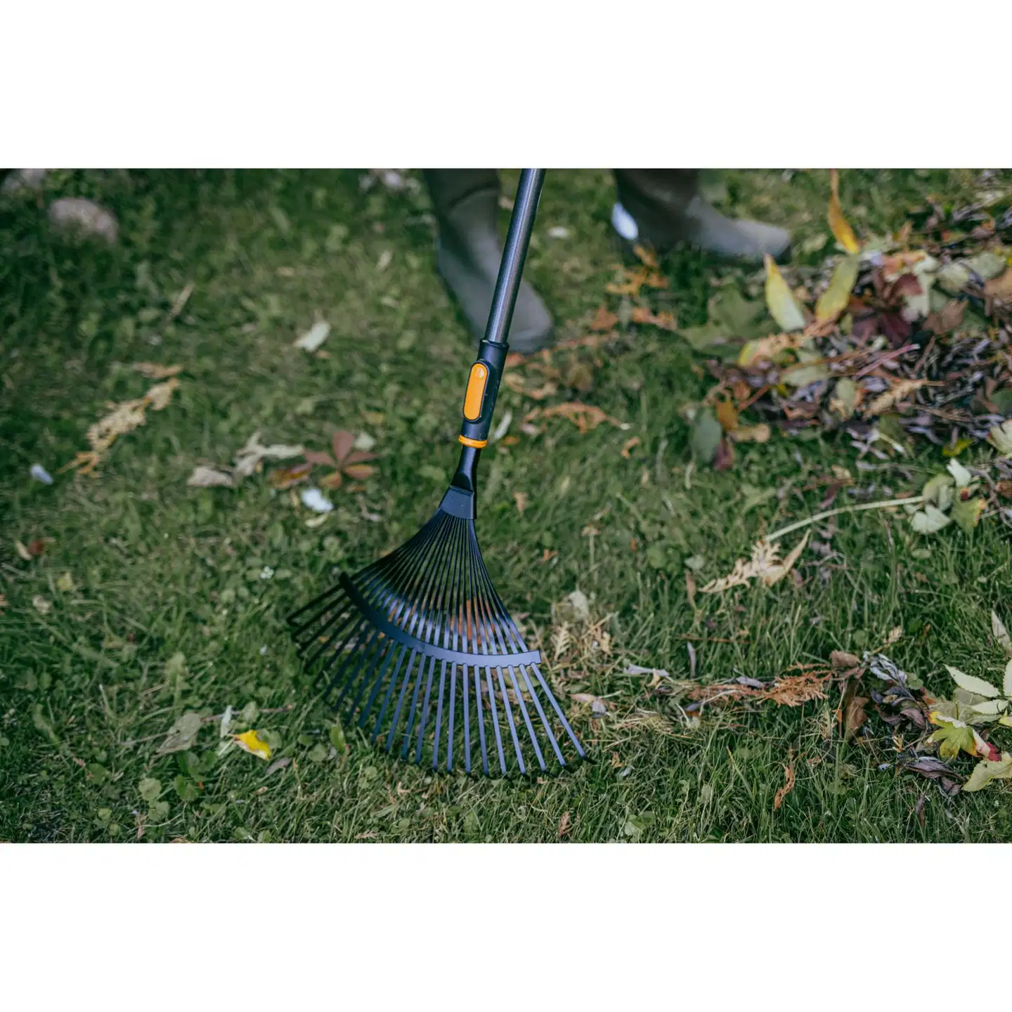 Fiskars OneClick metallinen lehtiharava - 2