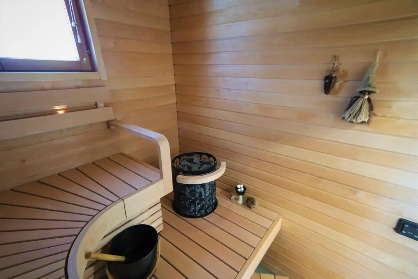 Mondex sähkökiuas Kaira E2W 9,0 kW musta, sisältää WiFi - 6