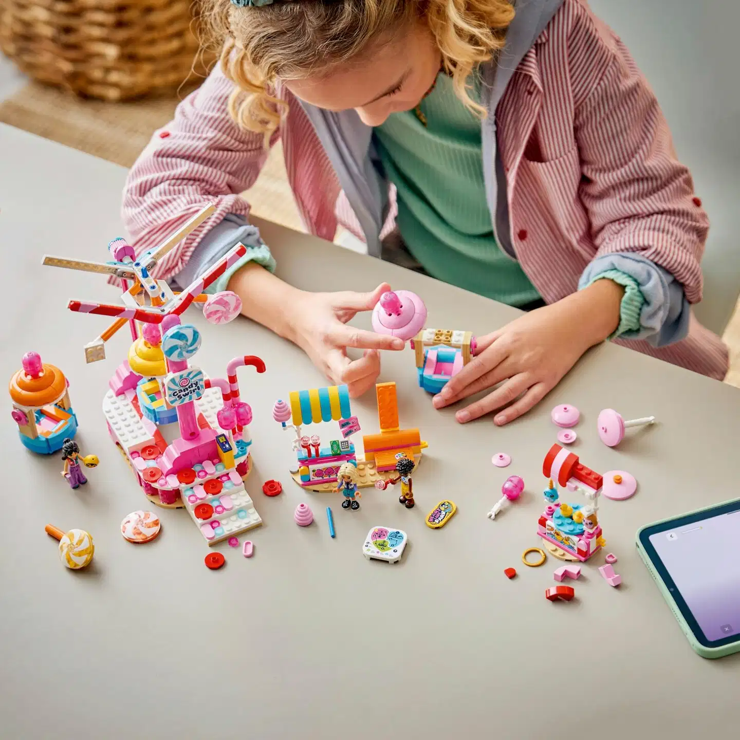 LEGO® Friends 42700 Karkkien ja kuppikakkujen koristama maailmanpyörä - 10