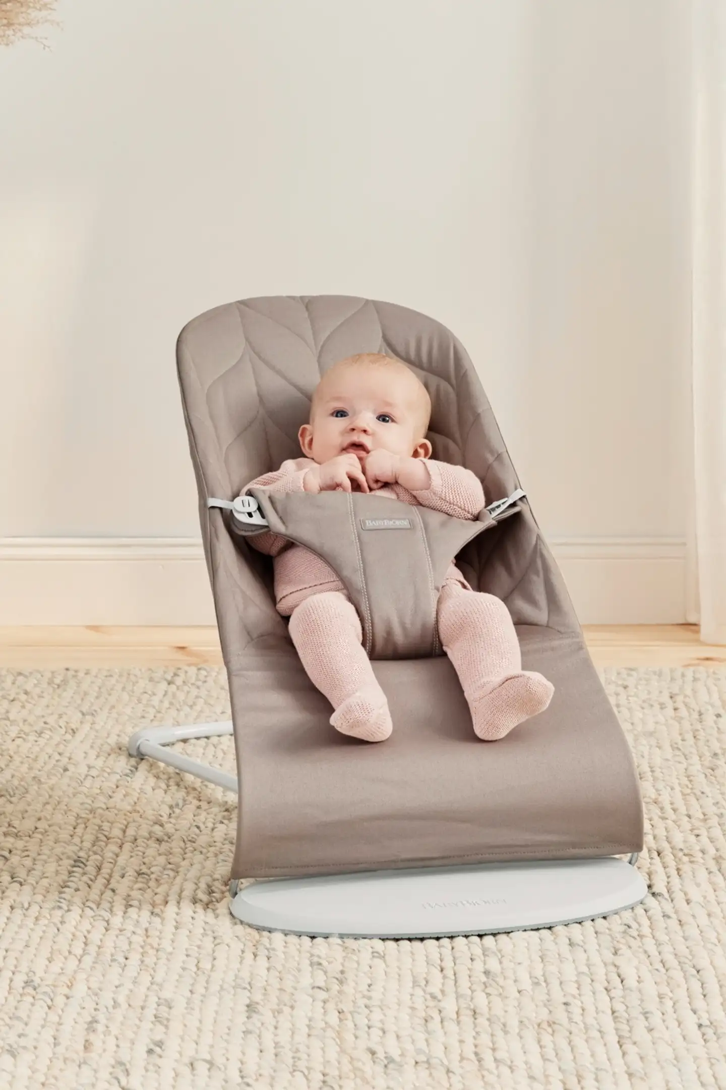 BabyBjörn sitteri bliss - kudottu, petal quilt, hiekanharmaa - 2