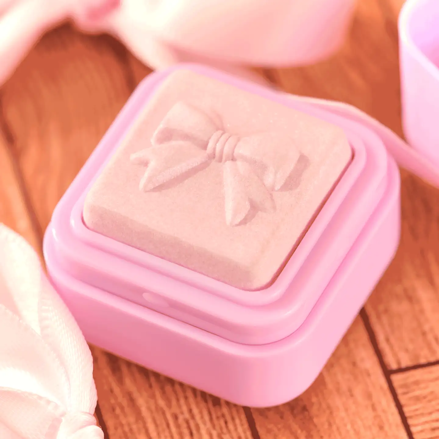 essence FaBOWlous highlighter 01 Get That Bow Glow! 3.2 g - 6