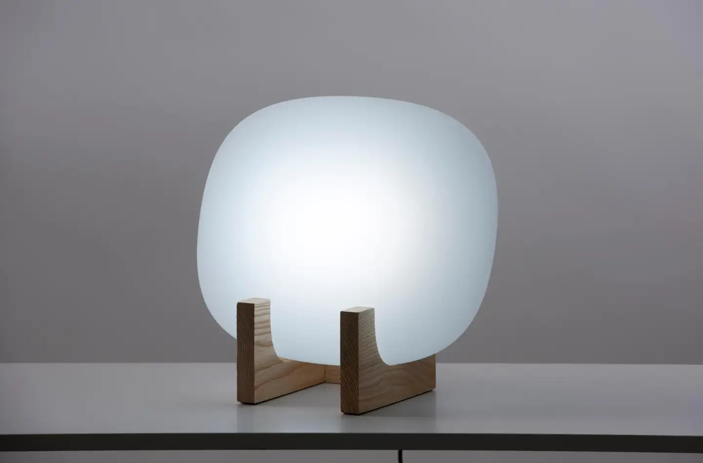 Innolux kirkasvalo Lempi 25W Led, opaalivalk kupu sekä mattalakattu massiivisaarni jalusta - 4