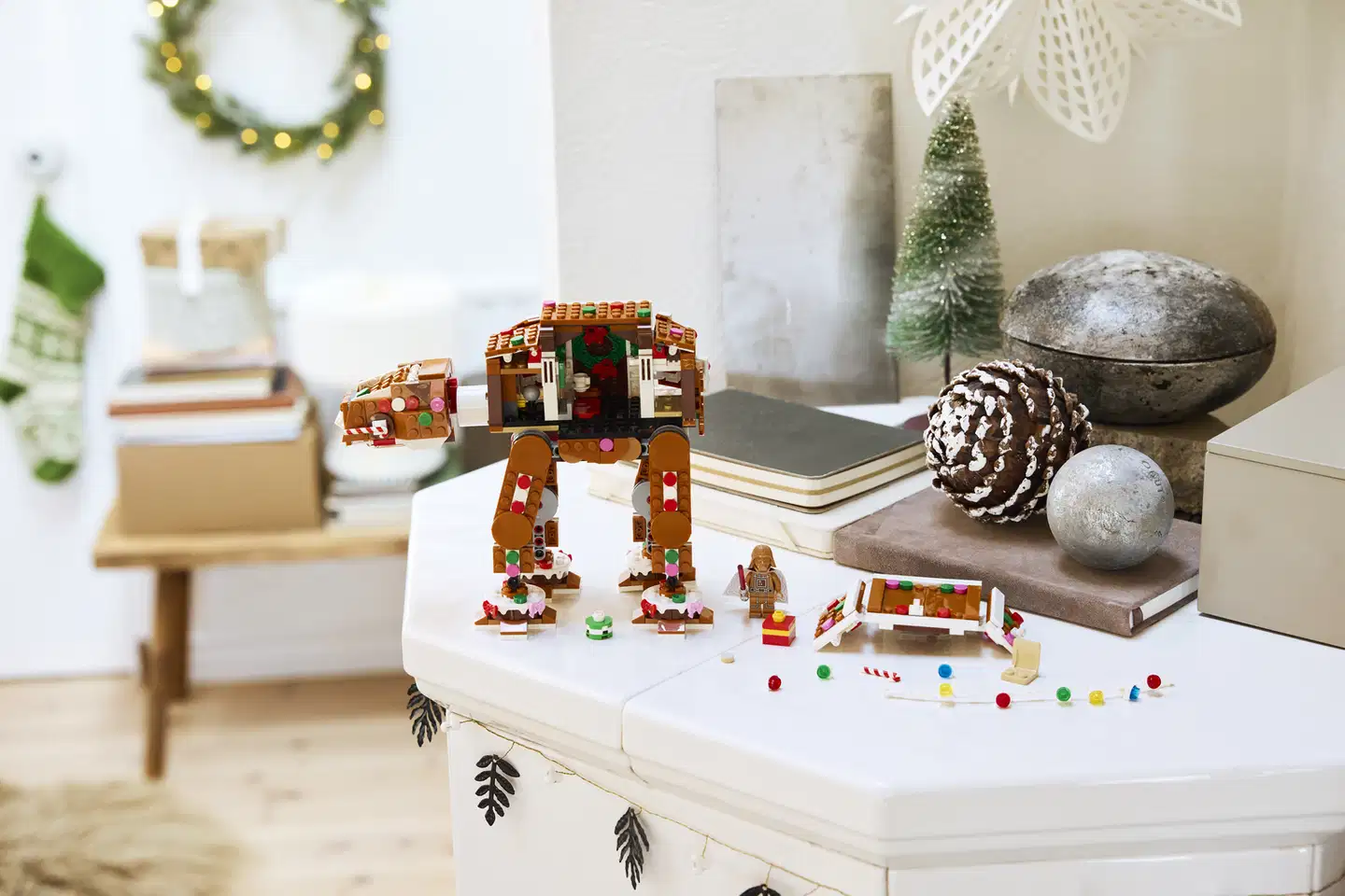 LEGO Seasons and Occasions 40806 AT-AT-talsija piparkakkuasussa - 5