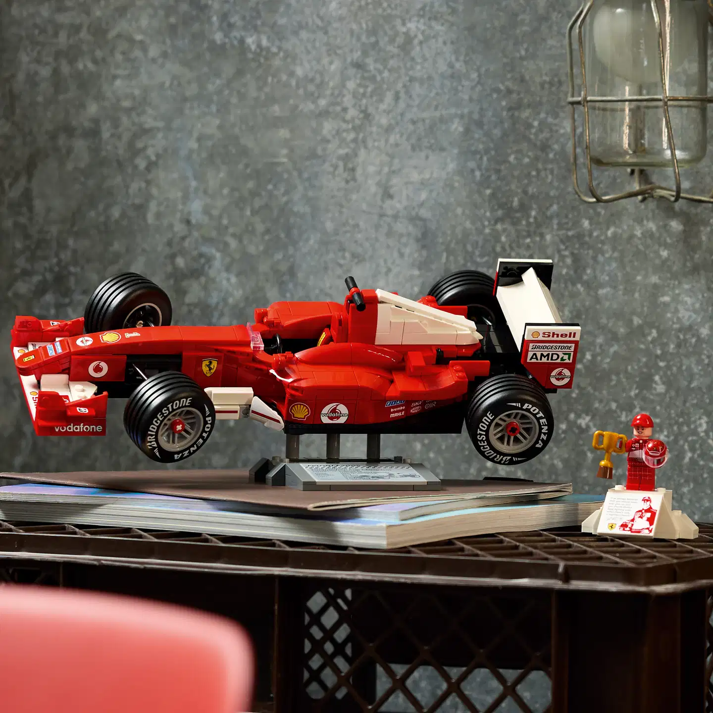 LEGO® Icons 11375 Ferrari F2004 ja Michael Schumacher - 9