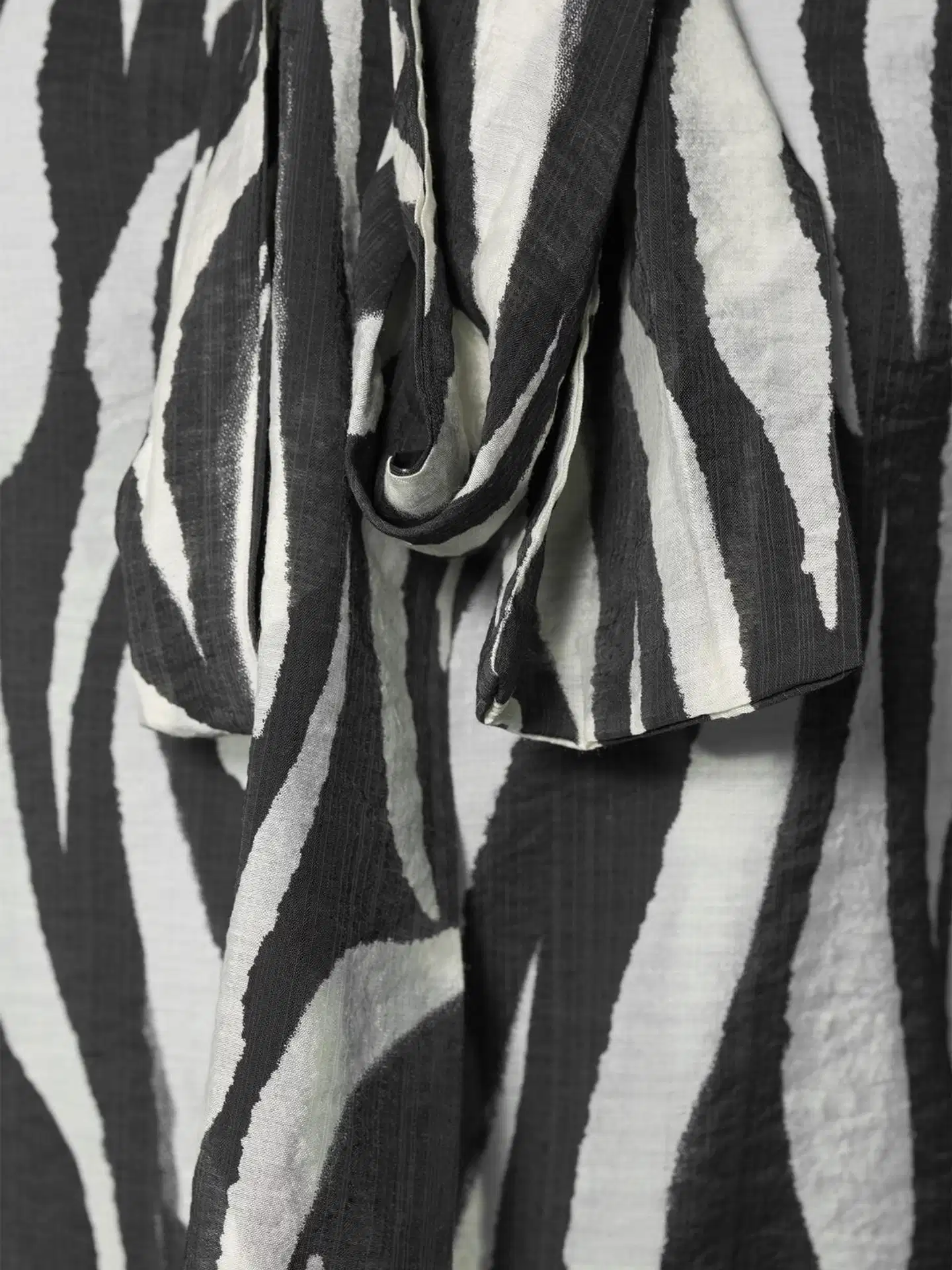 WKLY. Naisten kusosillinen pusero, rusetti ja pussihiha yksityiskohdat - Printet - 5