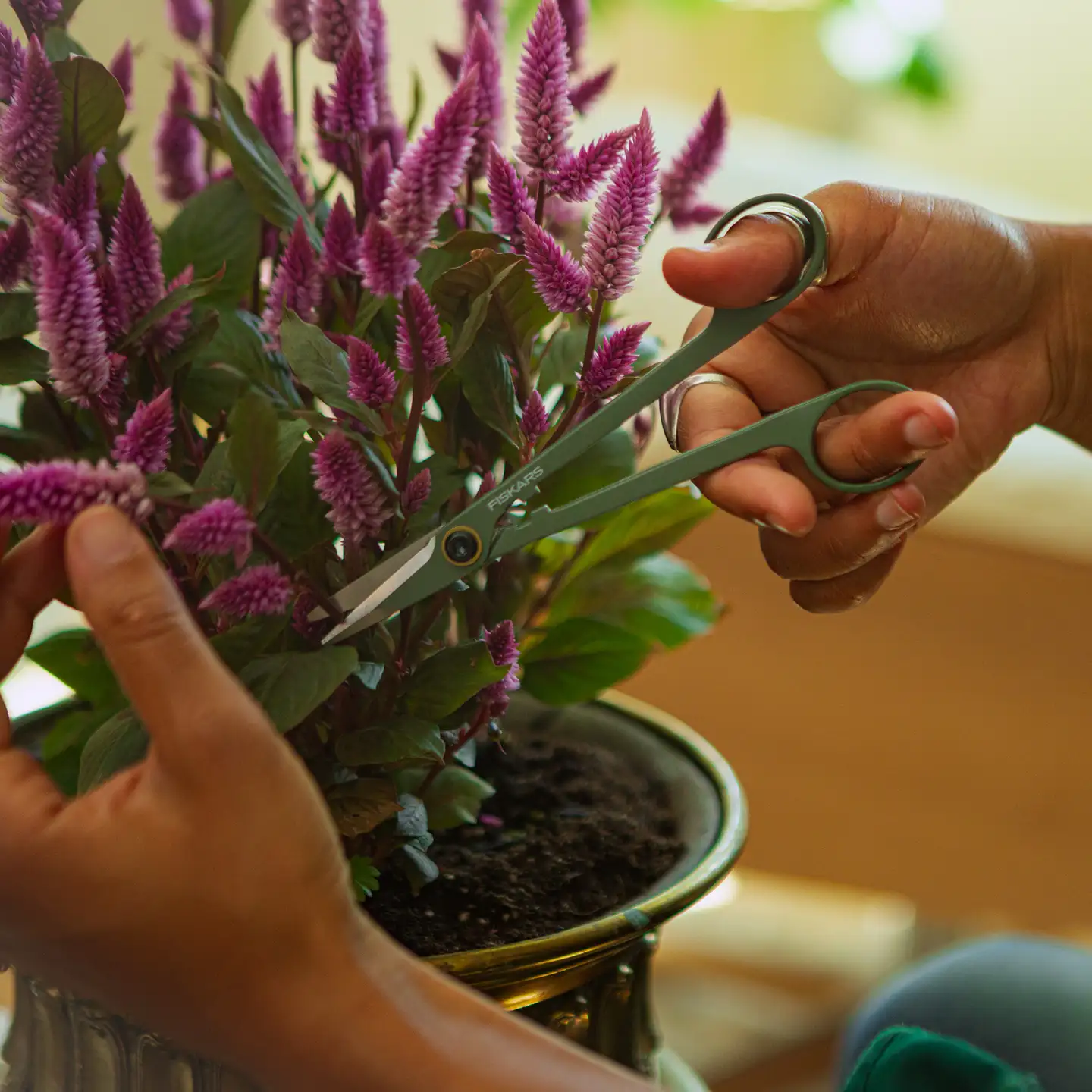 Fiskars viherkasvien trimmaussakset telineellä - 11